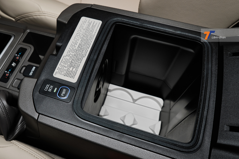 Bệ tì tay hàng ghế đầu của Toyota Land Cruiser được tích hợp hộp làm mát. Bệ tì tay hàng ghế đầu của Toyota Land Cruiser được tích hợp hộp làm mát.
