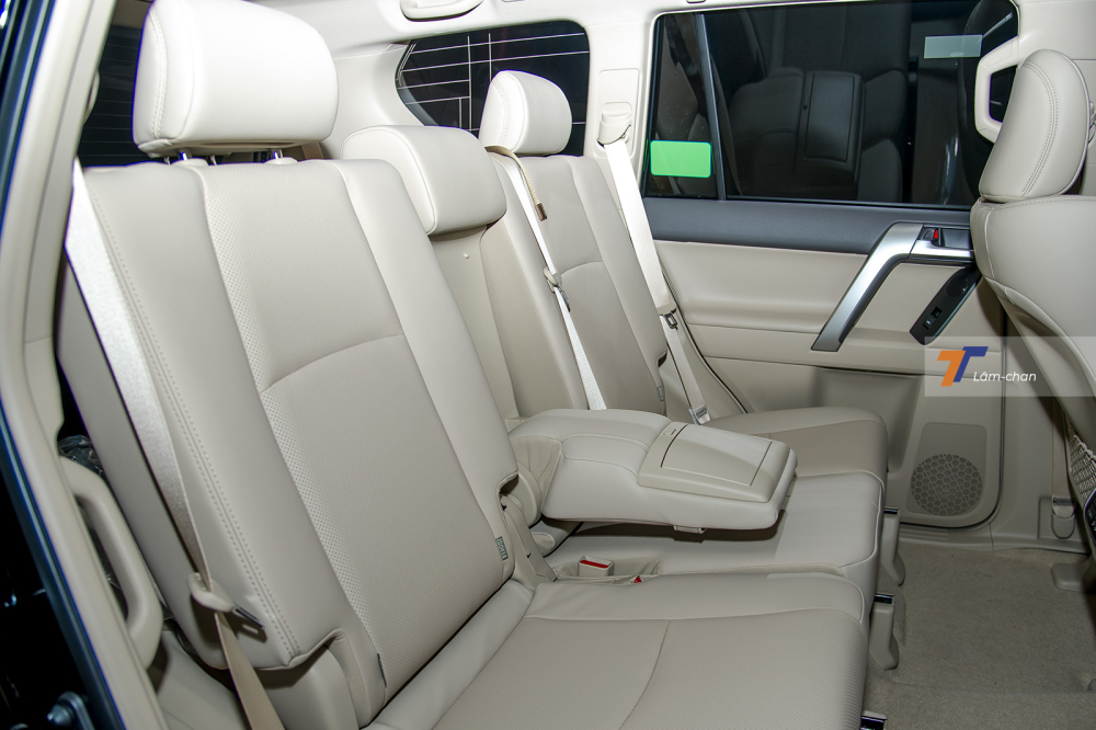 Hàng ghế thứ 2 của Toyota Land Cruiser Prado 2021 có bệ tì tay tích hợp hộc đựng cốc, chỉ có chỉnh cơ do yếu tố trượt kéo để tạo lối ra vào hàng ghế thứ 3. Hàng ghế thứ 2 của Toyota Land Cruiser Prado 2021 có bệ tì tay tích hợp hộc đựng cốc, chỉ có chỉnh cơ do yếu tố trượt kéo để tạo lối ra vào hàng ghế thứ 3.