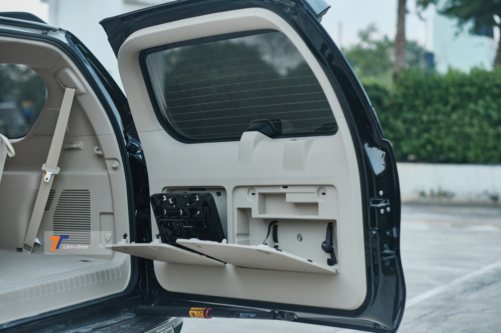 Cốp sau của Toyota Land Cruiser Prado 2021 mở ngang một cách nhẹ nhàng nhờ trợ lực. Cốp sau của Toyota Land Cruiser Prado 2021 mở ngang một cách nhẹ nhàng nhờ trợ lực.