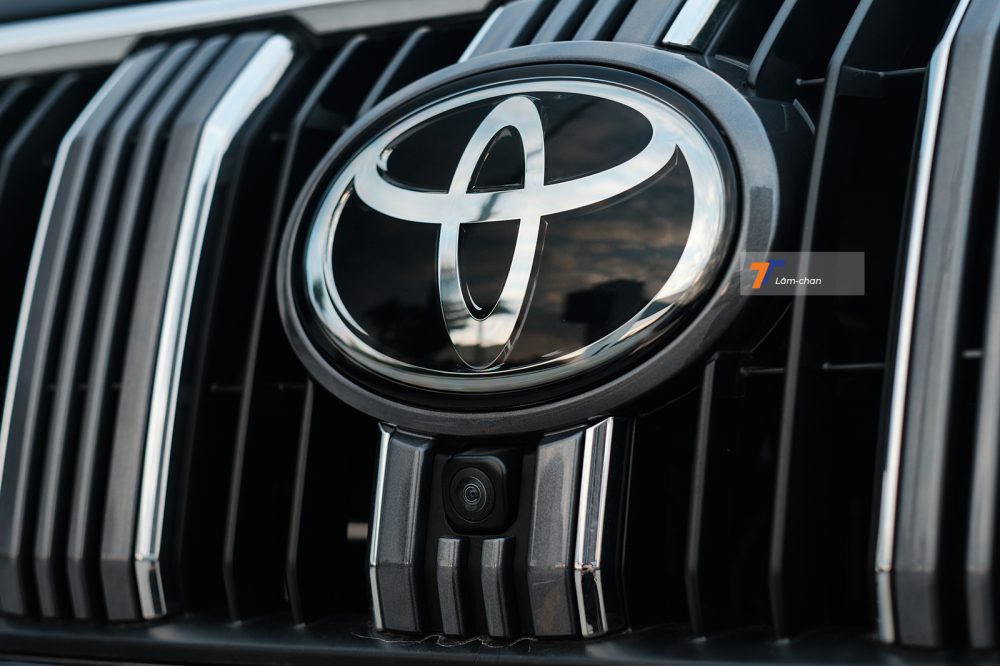 Logo Toyota chính giữa lưới tản nhiệt không còn mặt ốp tổ ong mà giờ đây đã liền khối do bên trong là các radar thuộc gói công nghệ Toyota Safety Sense. Logo Toyota chính giữa lưới tản nhiệt không còn mặt ốp tổ ong mà giờ đây đã liền khối do bên trong là các radar thuộc gói công nghệ Toyota Safety Sense.