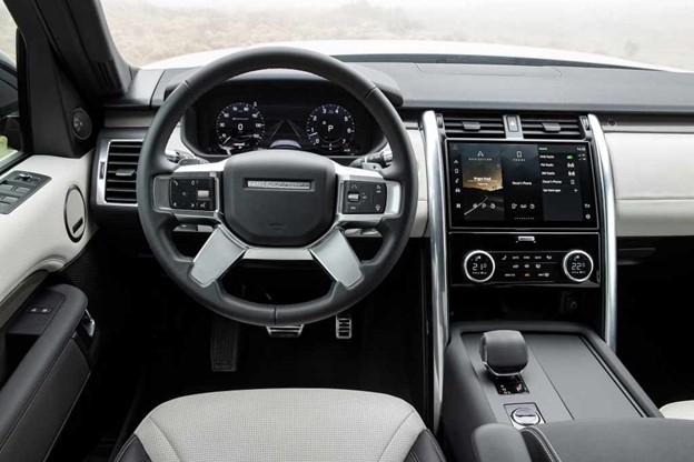 Land Rover Discovery mới với cần số dạng gạt thể thao hơn, vô lăng thiết kế mới, khoang lái trang bị hệ thống thông tin giải trí Pivi mang tính kết nối cao.