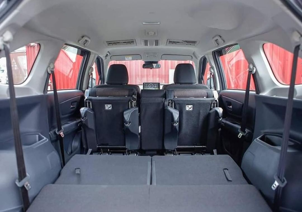 Hàng ghế cuối của Toyota Avanza 2022gập xuống để tăng thể tích khoang hành lý khi cần