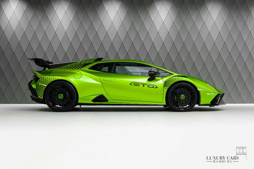 Việc có sẵn xe Lamborghini Huracan STO ở nước ngoài rất thuận tiện cho việc mua bán, khách không phải chờ quá lâu để nhận bàn giao xe. Đổi lại mức giá bán phải cao hơn con số 327.838 đô la, tương đương 7,5 tỷ đồng mà hãng xe Lamborghini công bố. Việc có sẵn xe Lamborghini Huracan STO ở nước ngoài rất thuận tiện cho việc mua bán, khách không phải chờ quá lâu để nhận bàn giao xe. Đổi lại mức giá bán phải cao hơn con số 327.838 đô la, tương đương 7,5 tỷ đồng mà hãng xe Lamborghini công bố.