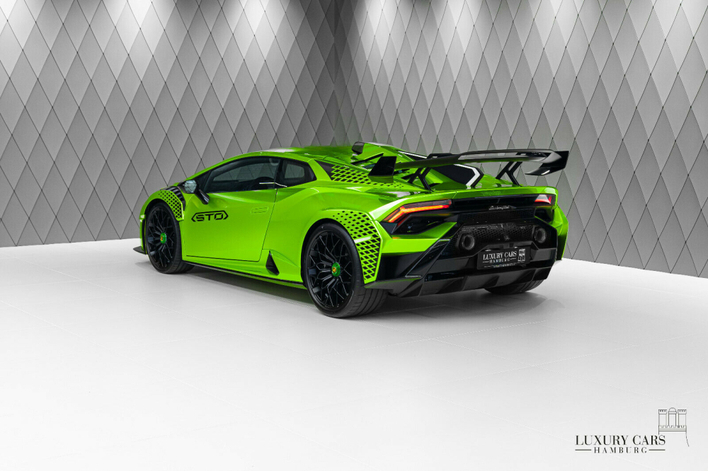 Được biết, chiếc siêu xe Lamborghini Huracan STO do người chuyên mua bán siêu xe đăng tải cho thấy, ngoại thất xe sơn màu xanh lá cây rất nổi bật với các chi tiết carbon và sơn đen cùng với điểm nhấn là viền trắng đẹp mắt. Xe được sản xuất từ tháng 7 năm 2021 nên gần như trong tình trạng mới tinh. Được biết, chiếc siêu xe Lamborghini Huracan STO do người chuyên mua bán siêu xe đăng tải cho thấy, ngoại thất xe sơn màu xanh lá cây rất nổi bật với các chi tiết carbon và sơn đen cùng với điểm nhấn là viền trắng đẹp mắt. Xe được sản xuất từ tháng 7 năm 2021 nên gần như trong tình trạng mới tinh.