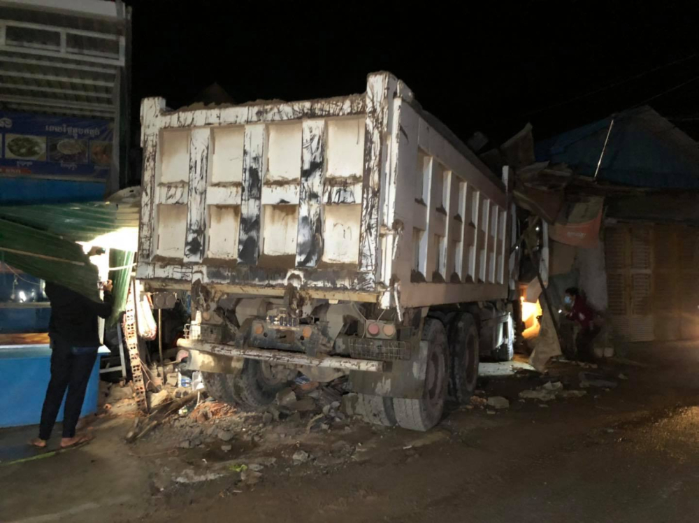 Chiếc xe tải lao v&agrave;o nh&agrave; d&acirc;n sau va chạm với xe Mercedes-AMG G63