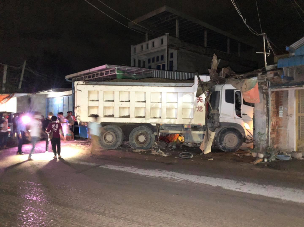 Một nh&agrave; d&acirc;n bị xe tải lao v&agrave;o, nhiều đồ đạc bị c&aacute;n hư hỏng