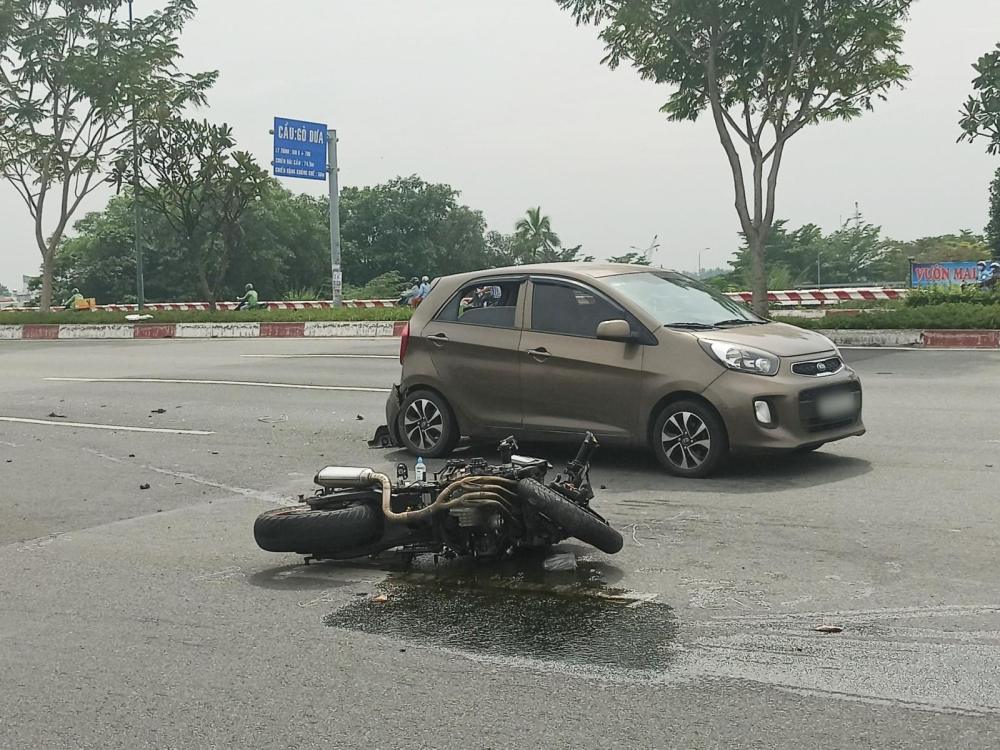 Thủ Đức: Xe mô tô tông bẹp dúm đuôi xe Kia Morning trên đường Phạm Văn Đồng Thủ Đức: Xe mô tô tông bẹp dúm đuôi xe Kia Morning trên đường Phạm Văn Đồng
