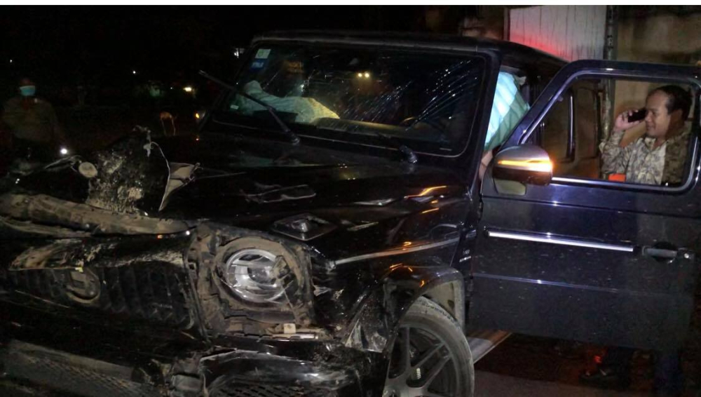 Chiếc xe Mercedes-AMG G63 bung t&uacute;i kh&iacute; sau va chạm với xe tải