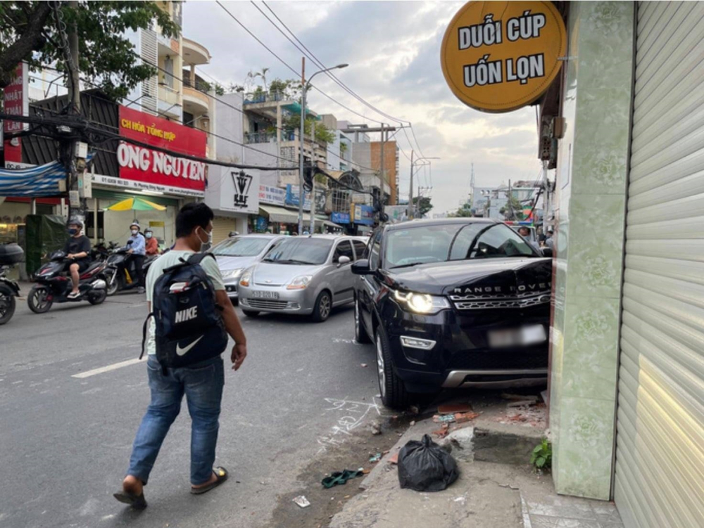 Hiện trường vụ tai nạn xe Land Rover Discovery Sport khiến 1 người tử vong Hiện trường vụ tai nạn xe Land Rover Discovery Sport khiến 1 người tử vong