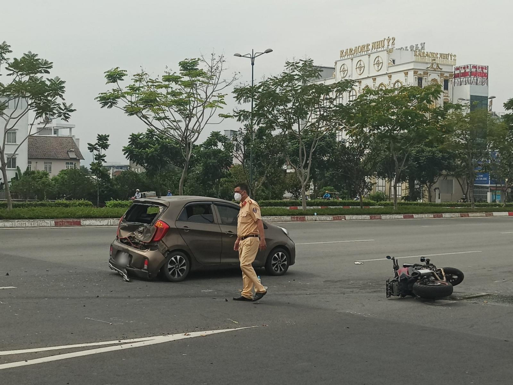 Chiếc xe Kia Morning hư hỏng nặng đuôi xe Chiếc xe Kia Morning hư hỏng nặng đuôi xe