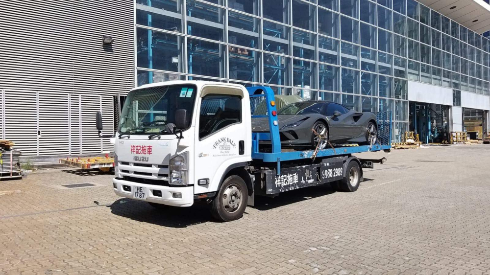 Chiếc siêu xe Ferrari F8 Tributo tại trạm trung chuyển ở châu Á, nhiều khả năng là Hồng Kông trước khi lên container về Việt Nam