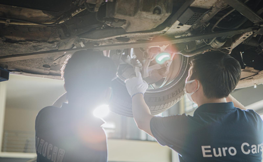 OTOcheck giúp anh Lê kết nối với một garage uy tín để kiểm tra chiếc BMW 355i Convertible trước khi quyết định xuống tiền.