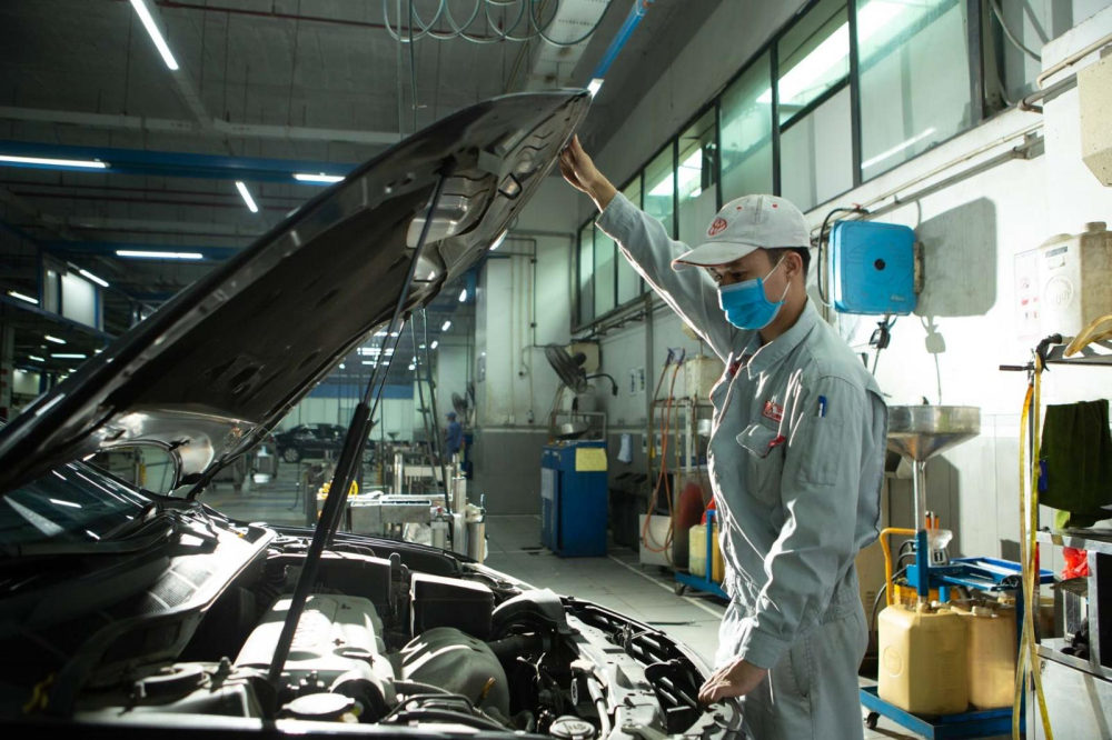 Với chiếc Toyota Camry 2010 mà anh Trung quan tâm, OTOcheck lựa chọn đại lý chính hãng để kiểm tra bởi các kỹ thuật viên sẽ có kinh nghiệm chuyên sâu về dòng xe nhà hơn.