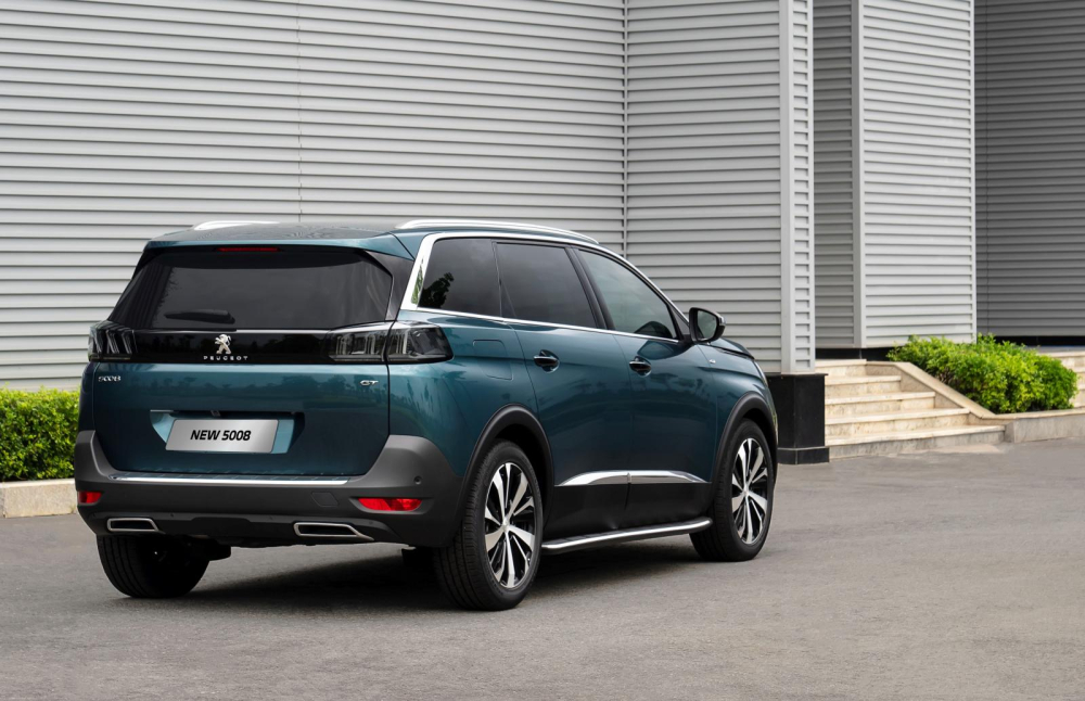 Thiết kế ngoại thất của Peugeot 5008 2021 thay đổi nhẹ nhưng bắt mắt hơn, la-zăng có tạo hình mới, kích thước 18 inch hoặc 19 inch tùy phiên bản.