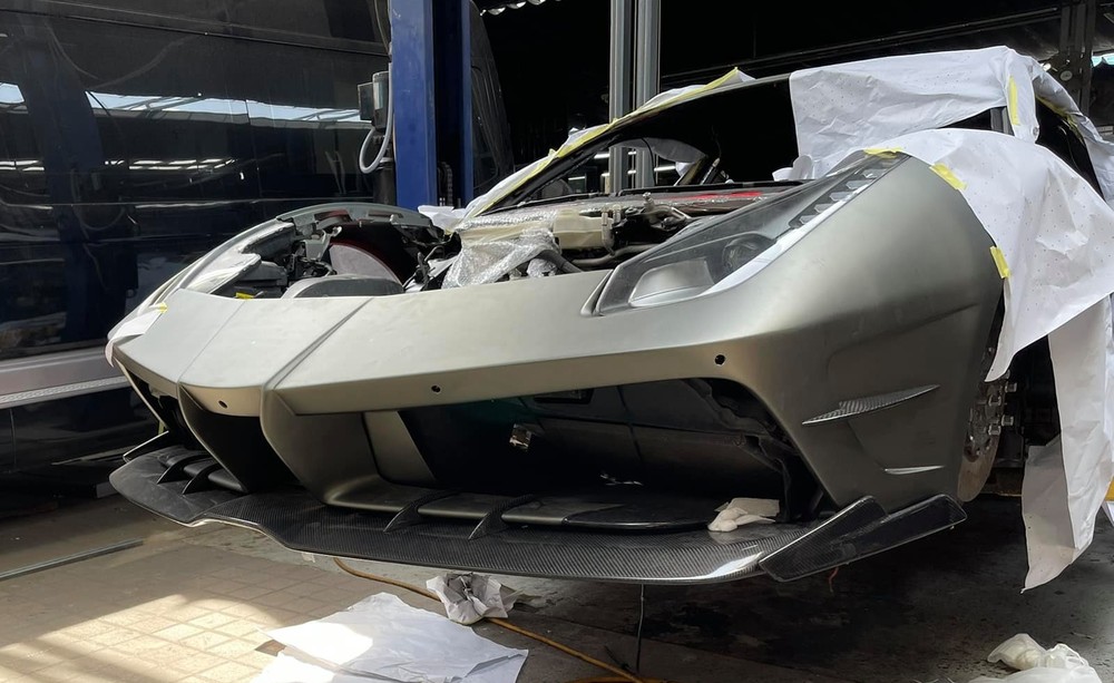 Toàn bộ cánh lướt gió phía trước siêu xe Ferrari 488 GTB SVR này là carbon