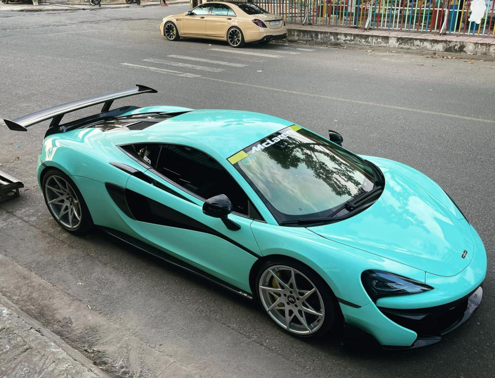Chiếc siêu xe McLaren 570S mới thay áo xanh ngọc Chiếc siêu xe McLaren 570S mới thay áo xanh ngọc