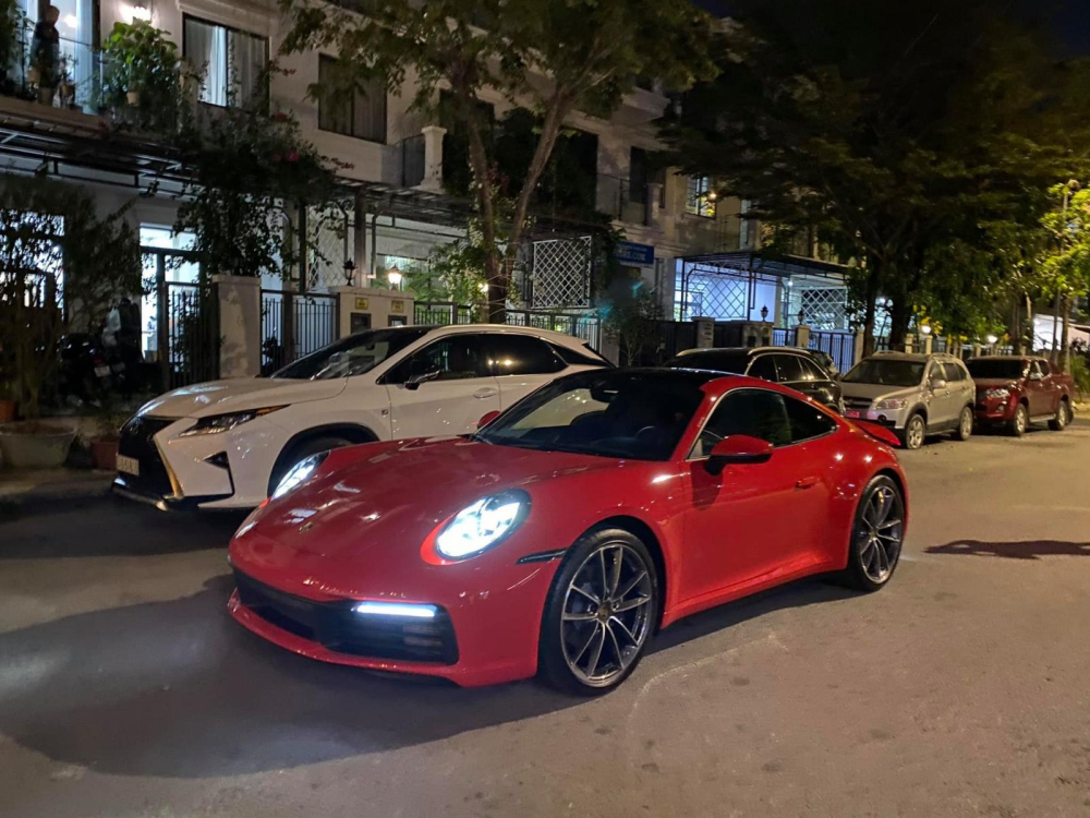 Chiếc xe thể thao Porsche 911 Carrera 4 này có màu đỏ