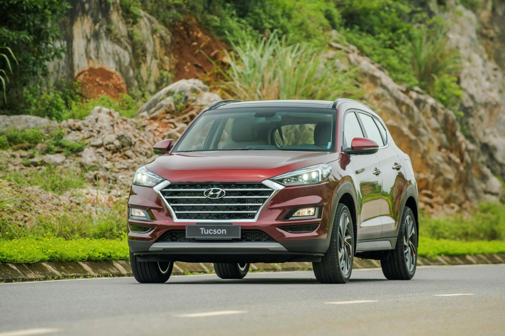 Hyundai Tucson c&oacute; tin đồn sẽ đ&oacute;n bản n&acirc;ng cấp trong thời gian tới n&ecirc;n trong v&agrave;i th&aacute;ng gần đ&acirc;y gi&aacute; b&aacute;n đều được giảm kh&aacute; s&acirc;u tại đại l&yacute;.