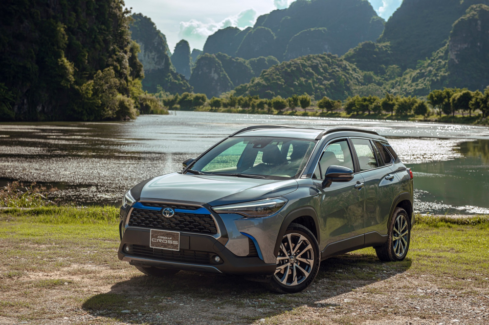 Doanh số của Toyota Corolla Cross lần đầu tiên vượt mốc 2.400 xe, lũy kế cộng dồn năm 2021 đến hết tháng 10 đạt 10.617 chiếc.