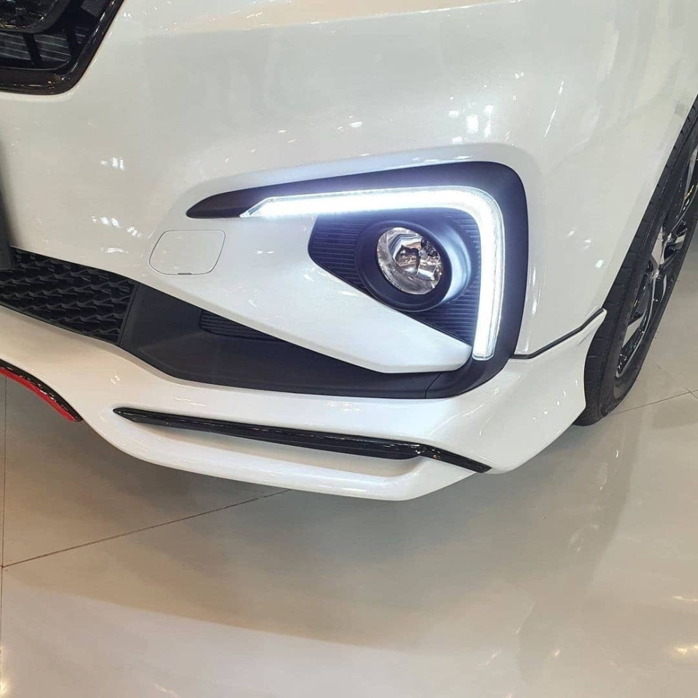 Dải đèn LED mới ở hốc đèn sương mù trước của Suzuki Ertiga Sport FF 2022