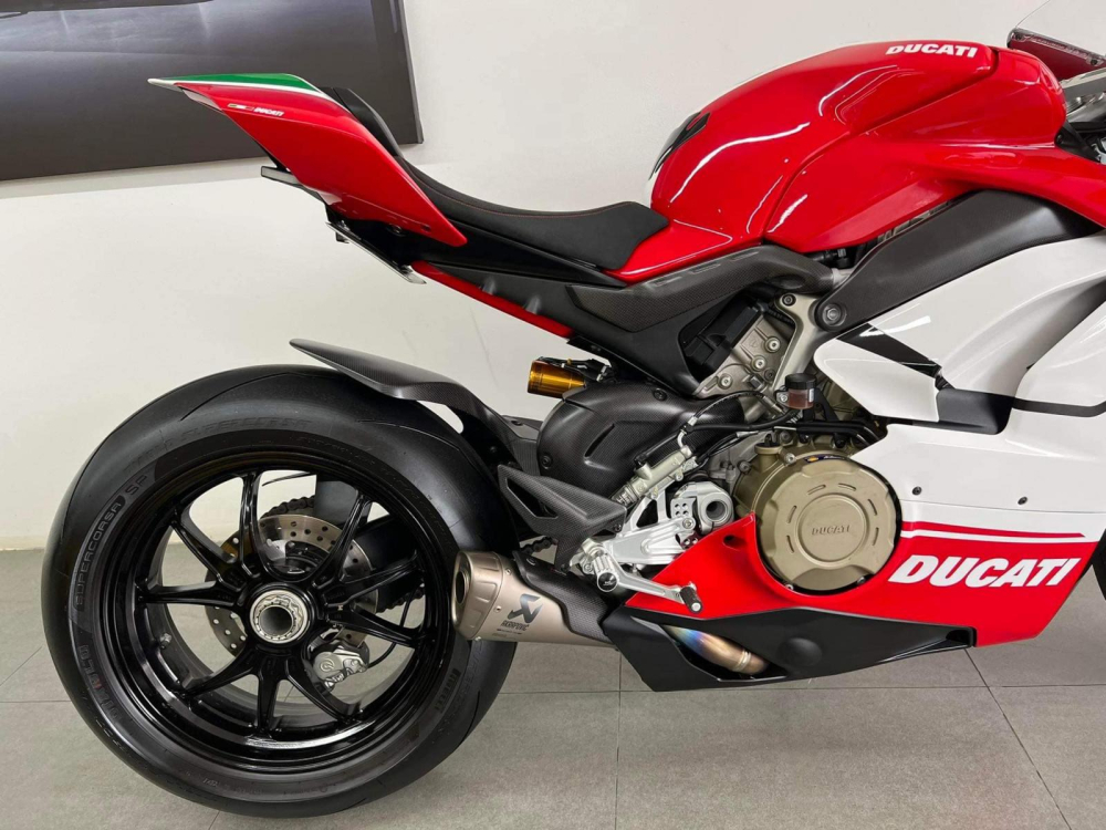 Ống xả Akrapovic bằng titan của Ducati Panigale V4 Speciale