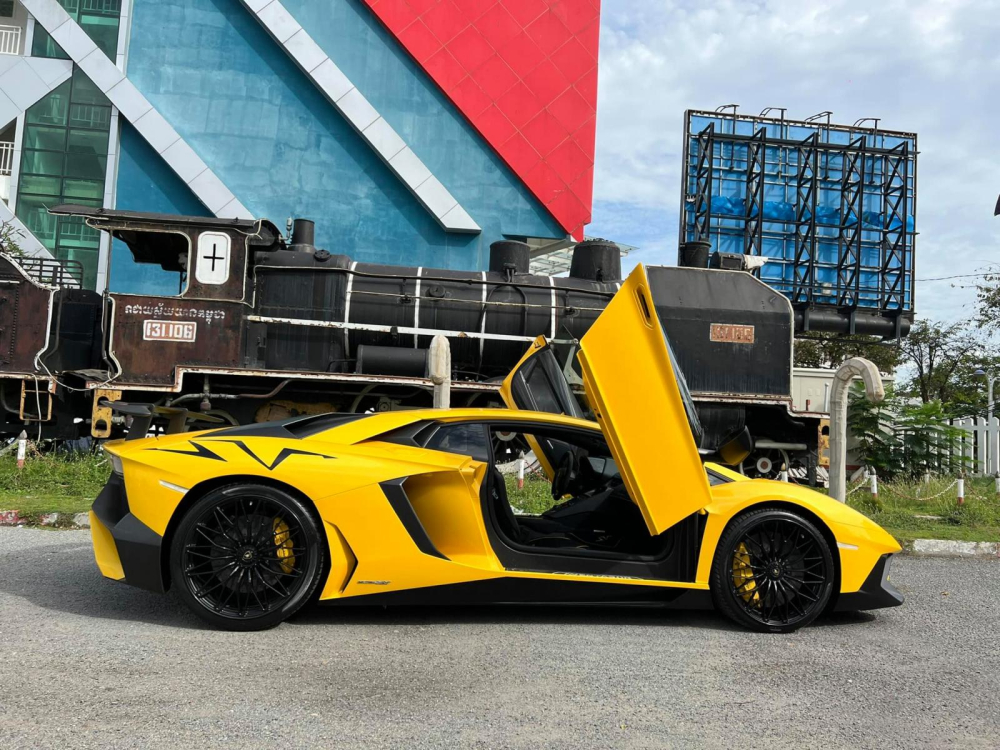 Lamborghini Aventador SV nhìn từ bên hông Lamborghini Aventador SV nhìn từ bên hông