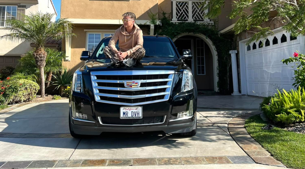 Chiếc xe Cadillac Escalade của Đ&agrave;m Vĩnh Hưng mang biển số bang California với &yacute; nghĩa l&agrave; t&ecirc;n của nam ca sĩ n&agrave;y