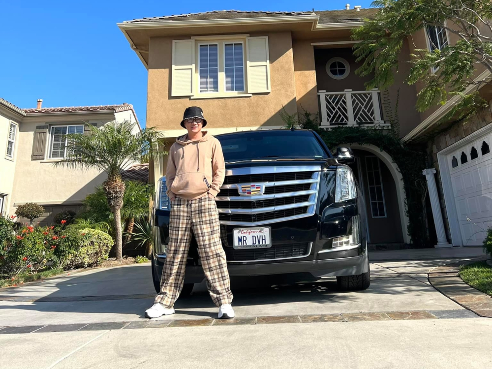 Đ&agrave;m Vĩnh Hưng khoe ảnh b&ecirc;n vợ cưng Cadillac Escalade mang biển số t&ecirc;n m&igrave;nh ở Mỹ