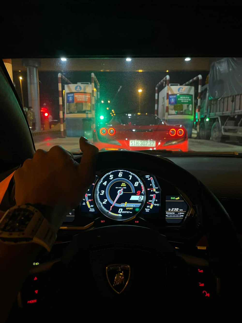 Si&ecirc;u xe Ferrari F8 Tributo m&agrave;u đỏ của Cường Đ&ocirc;-la, người em trong nh&oacute;m chơi xe của m&igrave;nh chạy Lamborghini Aventador LP700-4 Roadster