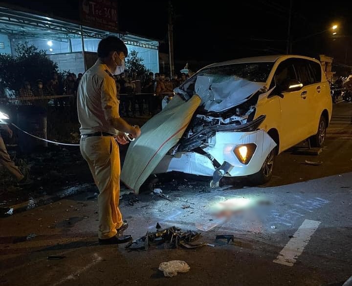 T&agrave;i xế xe bồn trộn b&ecirc; t&ocirc;ng bị xe MPV t&ocirc;ng tử vong