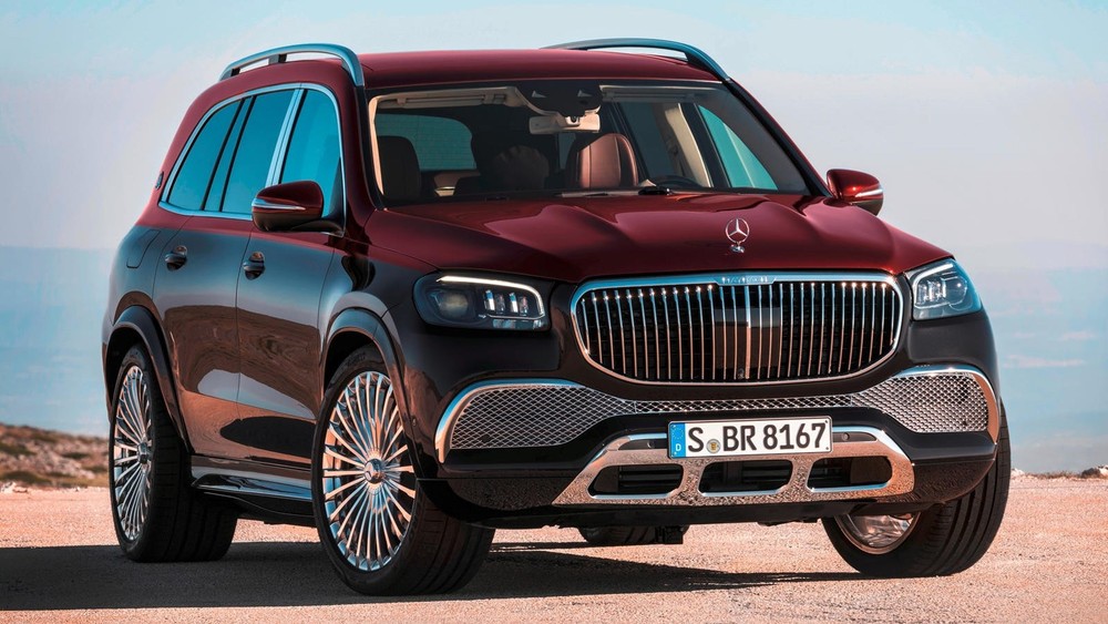 Mercedes-Maybach GLS 600 màu đen và nửa thân trên là đỏ
