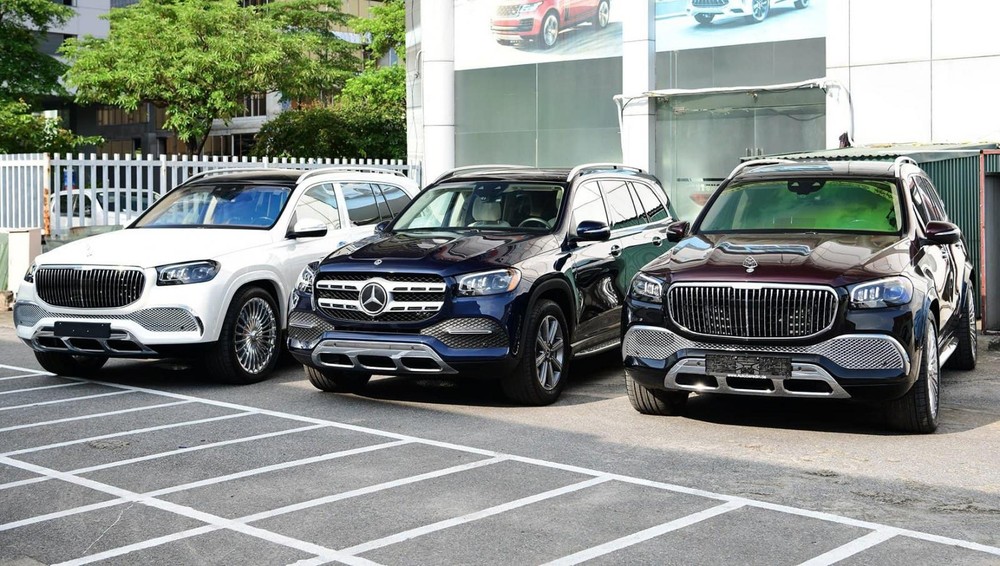 Mercedes-Maybach GLS 600 1 màu (ngoài cùng trái) và Mercedes-Maybach GLS 600 2 tông màu