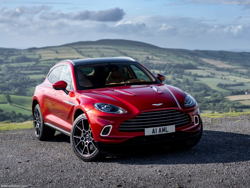 Cận cảnh Aston Martin DBX màu đỏ Hyper Red