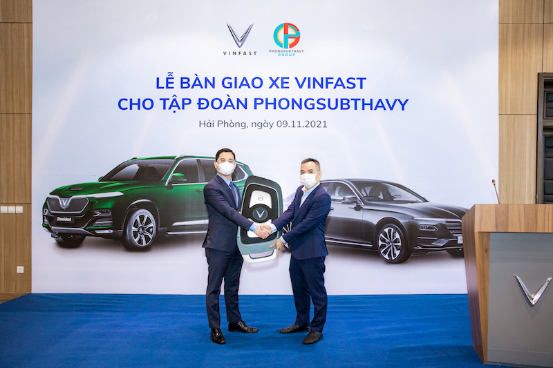 VinFast đã chính thức bàn giao lô xe ô tô đầu tiên sang Lào.
