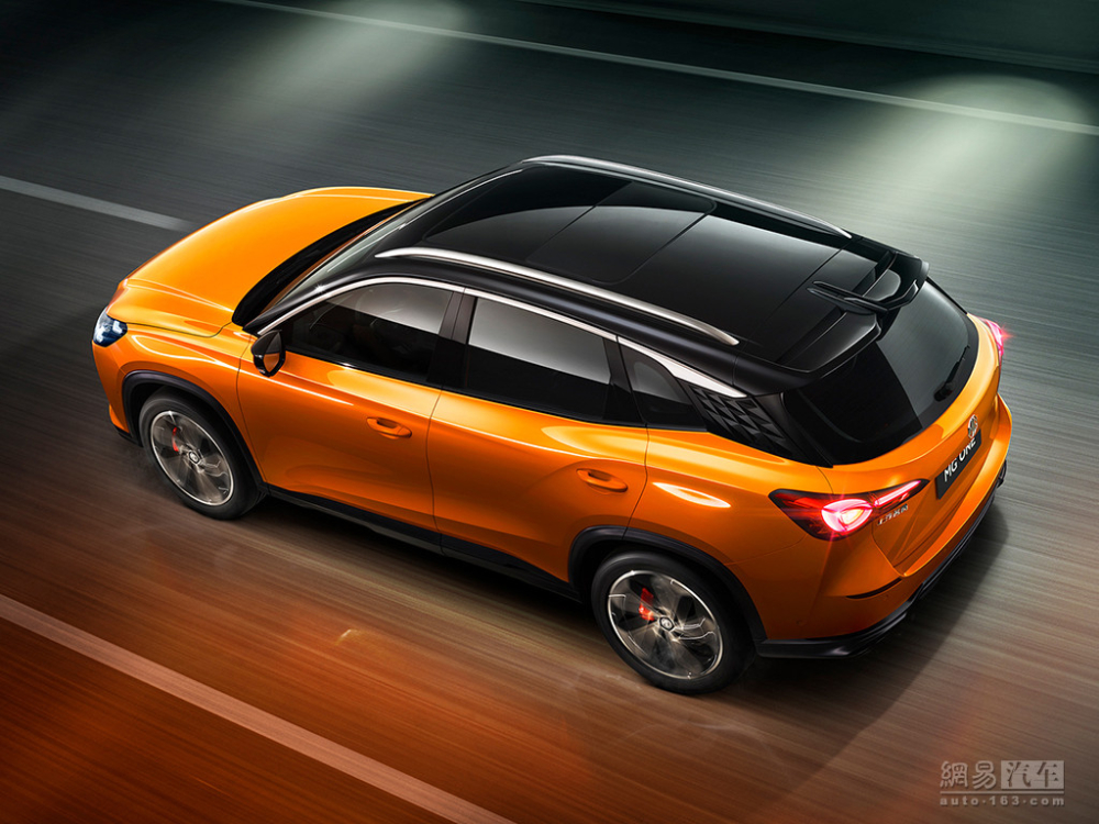 MG One 2022 còn có cửa sổ trời toàn cảnh