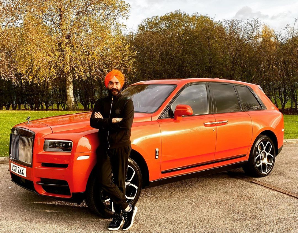 Doanh nhân người Anh gốc Ấn Độ chụp bên chiếc Rolls-Royce Cullinan Kesari