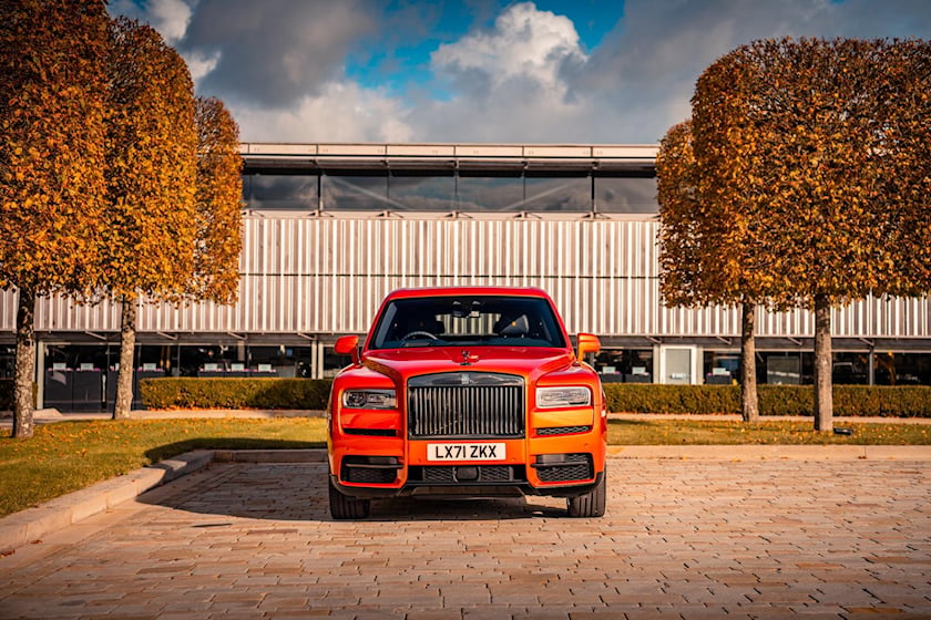 Chiếc Rolls-Royce Cullinan Kesari này được sơn màu cam độc đáo