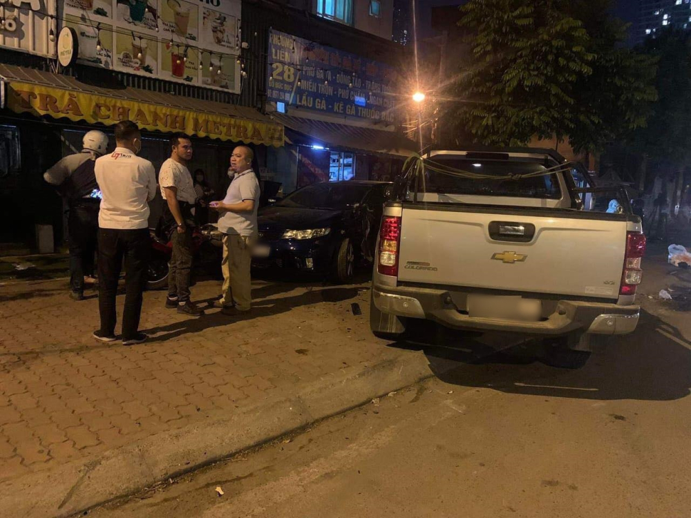 Xe bán tải Chevrolet Colorado tông hàng loạt ô tô và xe máy đỗ trước một quán ăn đêm Xe bán tải Chevrolet Colorado tông hàng loạt ô tô và xe máy đỗ trước một quán ăn đêm