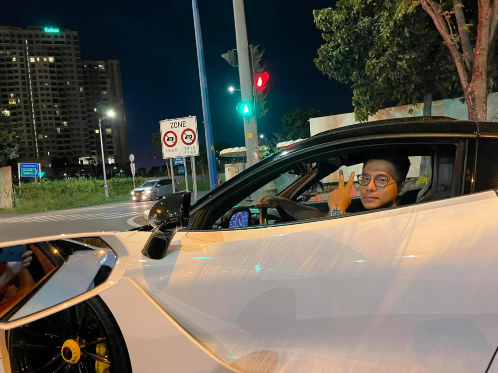Tống Đông Khuê sau vô-lăng xe McLaren 720S N-Largo