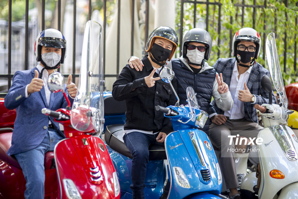 Các thành viên tham gia hành trình Vespa đều đeo khẩu trang để phòng tránh dịch virus Covid-19. Các thành viên tham gia hành trình Vespa đều đeo khẩu trang để phòng tránh dịch virus Covid-19.