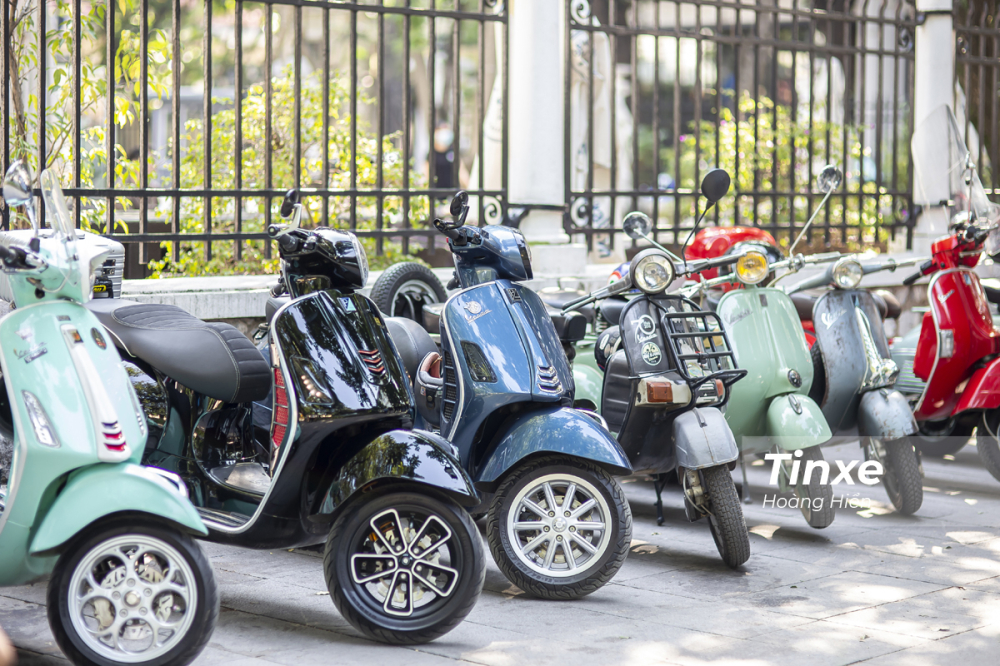 Lâu lắm rồi những chiếc xe Vespa cổ và Vespa hiện đại mới cùng nhau xuất hiện trên đường phố Hà Nội. Lâu lắm rồi những chiếc xe Vespa cổ và Vespa hiện đại mới cùng nhau xuất hiện trên đường phố Hà Nội.