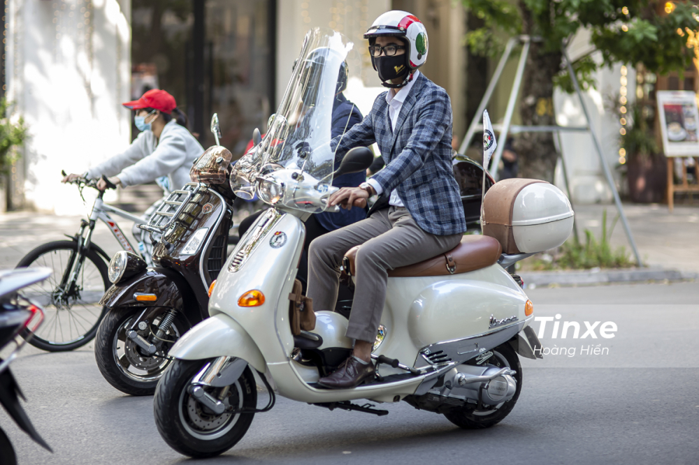 Vespista trẻ tuổi với trang phục lịch lãm trên chiếc Vespa ET. Vespista trẻ tuổi với trang phục lịch lãm trên chiếc Vespa ET.