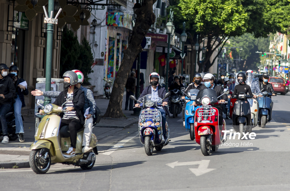 Những chiếc xe tay ga Vespa hiện đại với nhiều màu sắc. Những chiếc xe tay ga Vespa hiện đại với nhiều màu sắc.