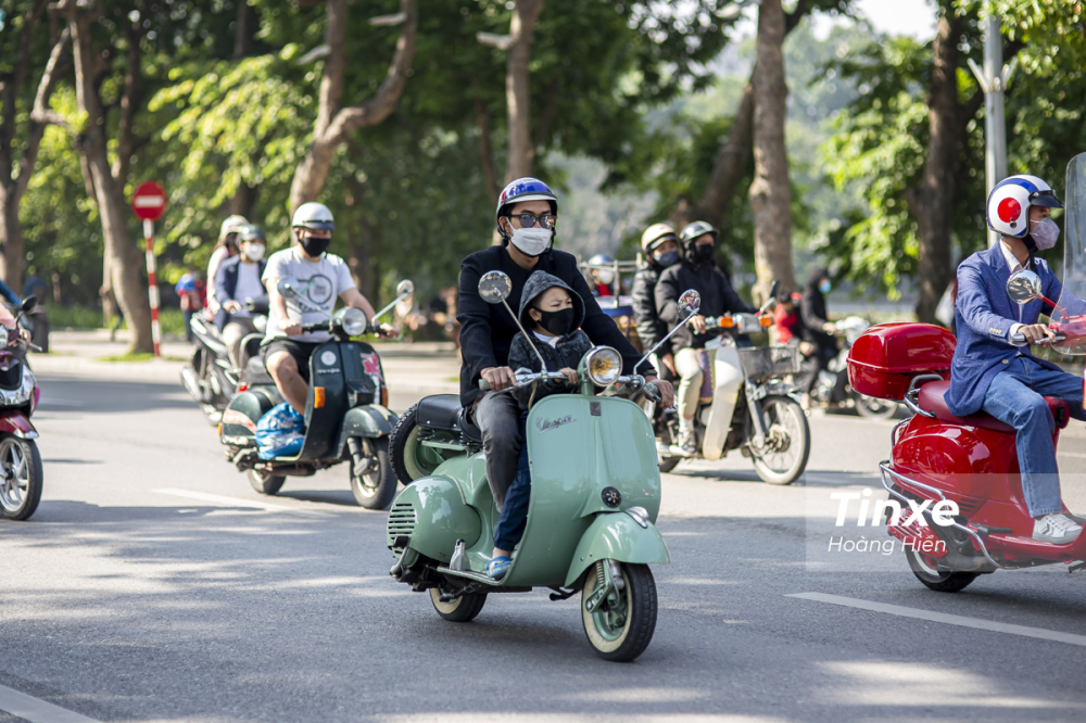 Một Vespista đưa cả con trai theo cùng đoàn Vespa đi diễu hành. Một Vespista đưa cả con trai theo cùng đoàn Vespa đi diễu hành.