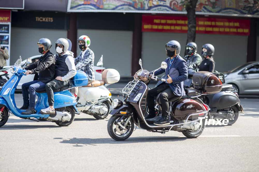 Dàn xe Vespa diễu phố đã thu hút được nhiều ánh nhìn từ những người đi đường. Dàn xe Vespa diễu phố đã thu hút được nhiều ánh nhìn từ những người đi đường.