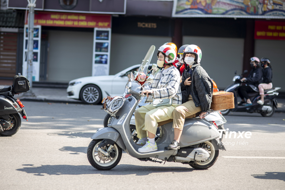 Trong đoàn xe Vespa còn có sự xuất hiện của những bóng hồng Trong đoàn xe Vespa còn có sự xuất hiện của những bóng hồng