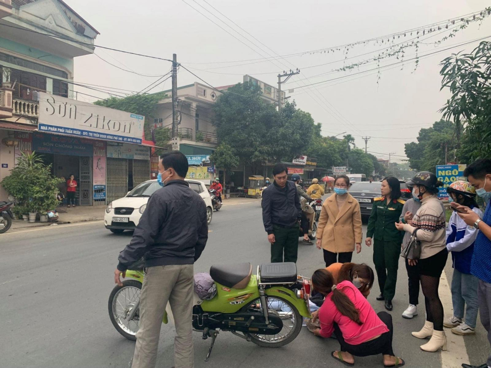 Một em học sinh nằm bất động trên đường sau va chạm