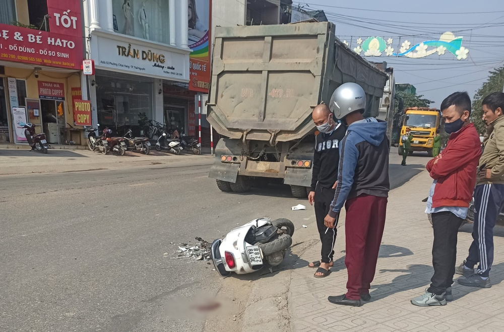 Vụ tai nạn thu hút rất nhiều sự chú ý của người đi đường