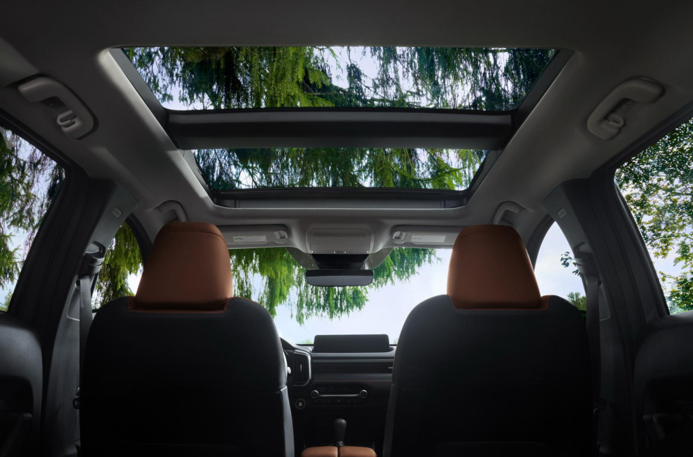 Cửa sổ trời to&agrave;n cảnh Panorama của Mazda CX-50 2022 