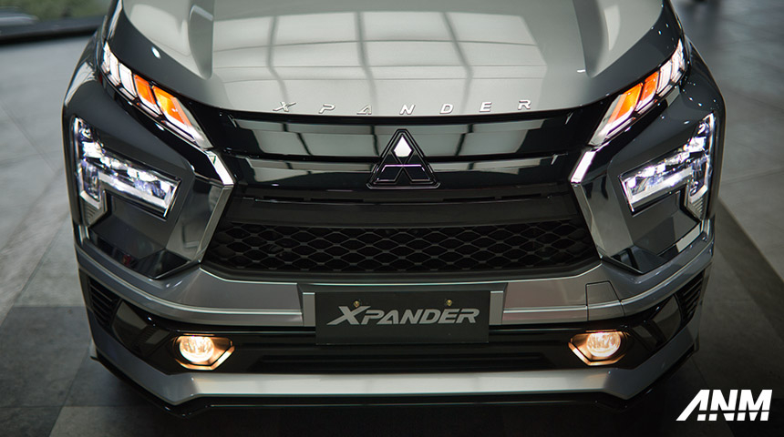 Chiếc Mitsubishi Xpander 2022 n&agrave;y c&oacute; th&ecirc;m tem chữ nổi tr&ecirc;n nắp ca-p&ocirc; v&agrave; thiết kế đầu xe hầm hố hơn